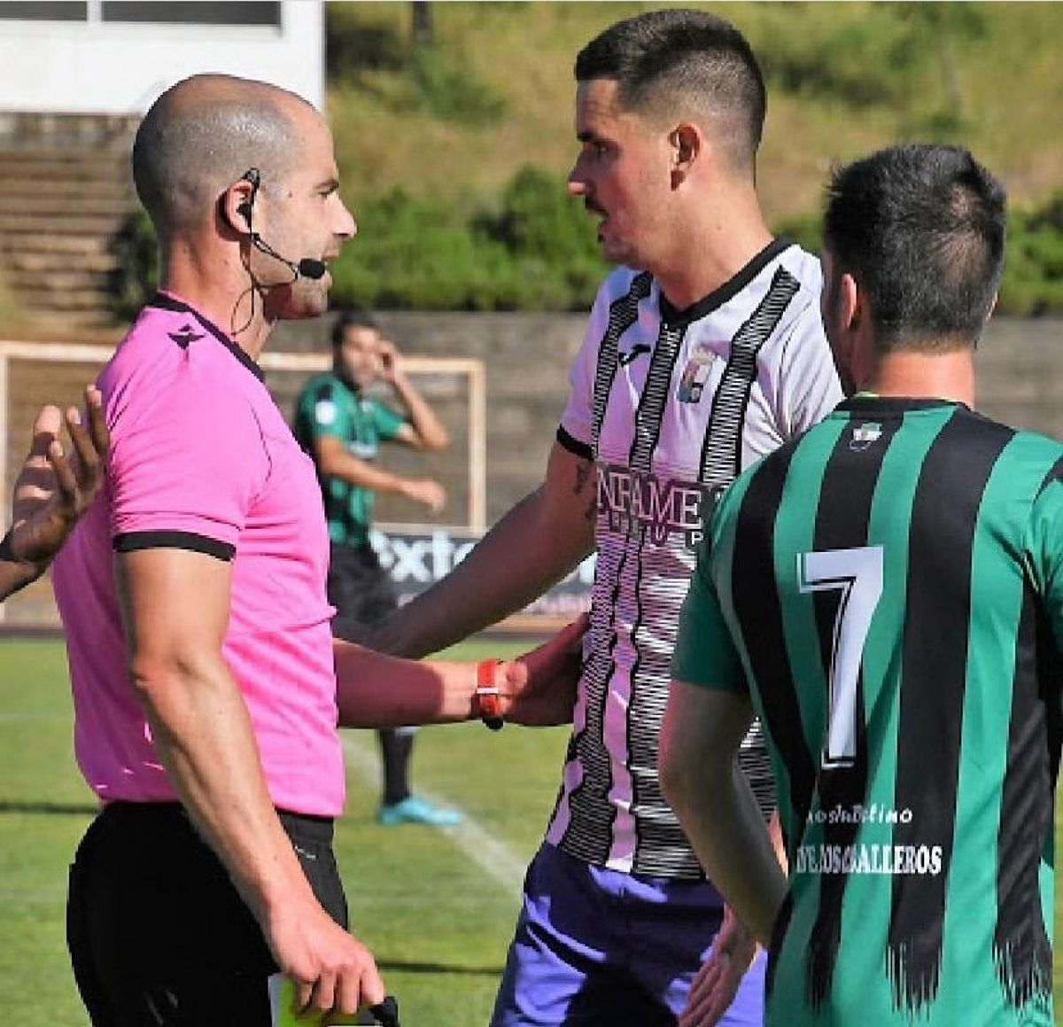 El árbitro, dialogando con un jugador.