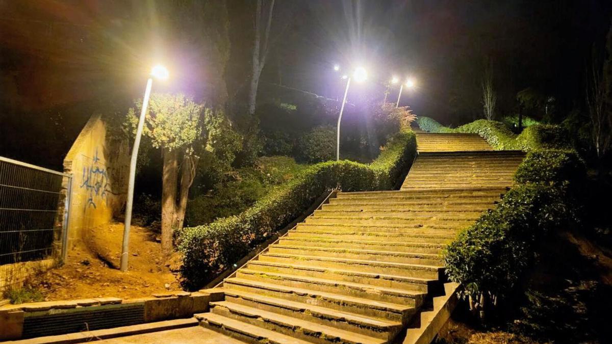 L'accés al parc il·luminat