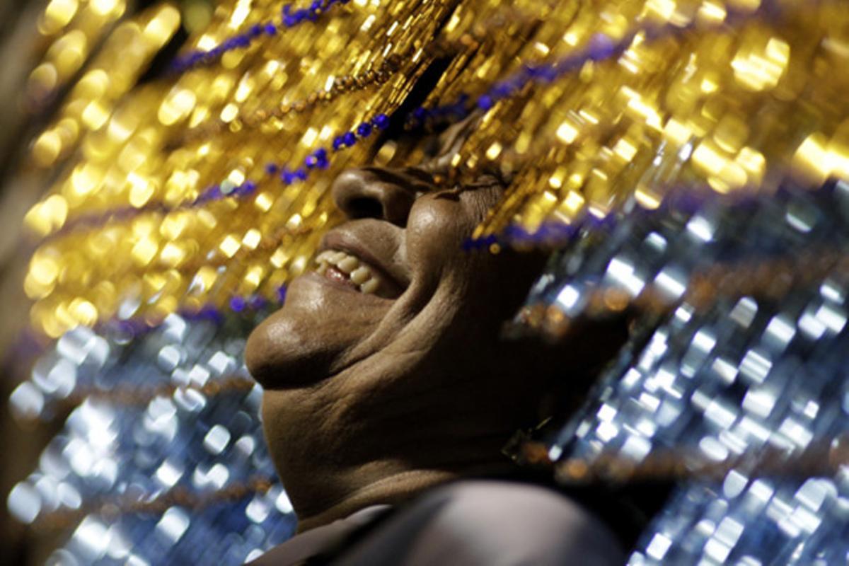 Un membre del grup musical Boi do Seu Teodoro durant una actuació al festival de la ciutat de Sobradinho (Brasil).