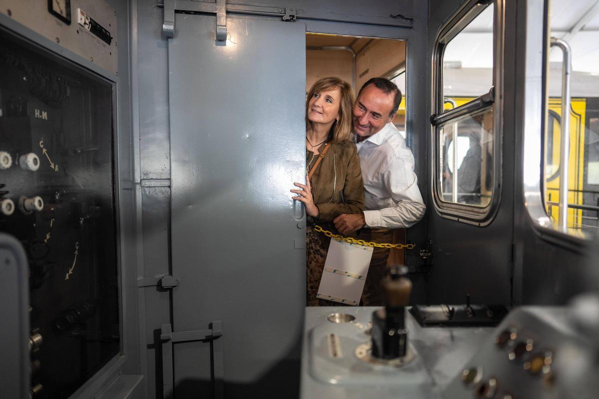 Jaume Collboni inaugura la exposición gratuita de trenes históricos restaurados por el centenario del metro
