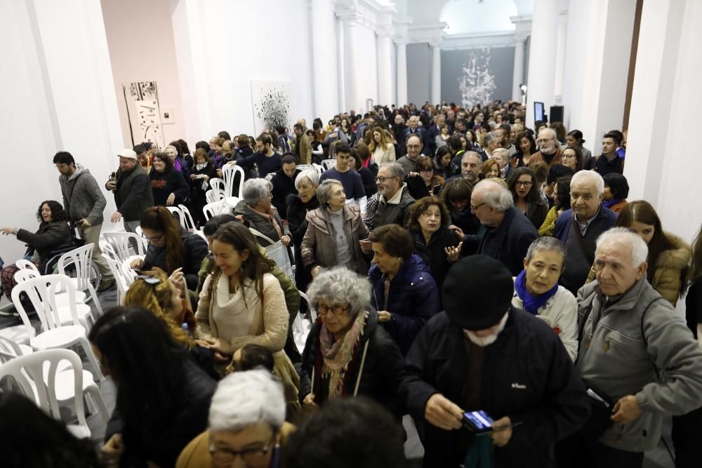 Aglomeración en la conferencia de Mujica en València