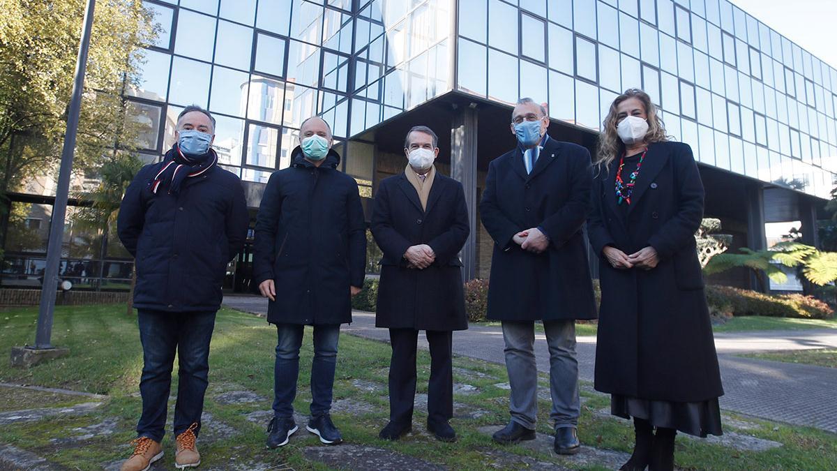 Manuel Reigosa, David Regades, Abel Caballero y Carmela Silva, surante una visita al antiguo edificio informático Caixanova, en López Mora