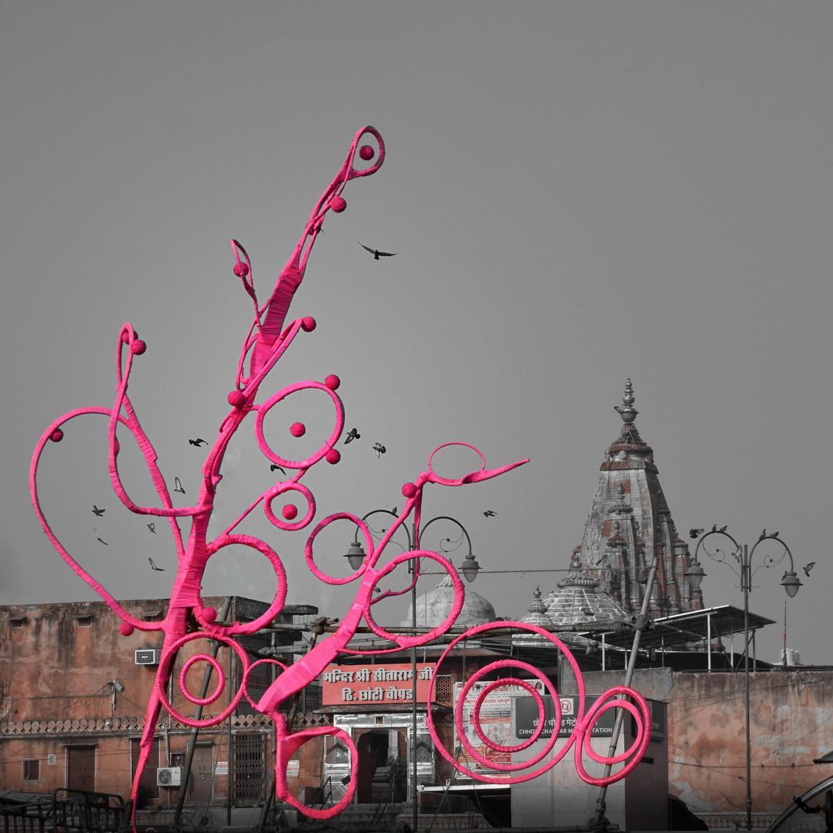 Una escultura d'Edgar Massegú exposada dins la Jaipur Art Week de l'Índia.