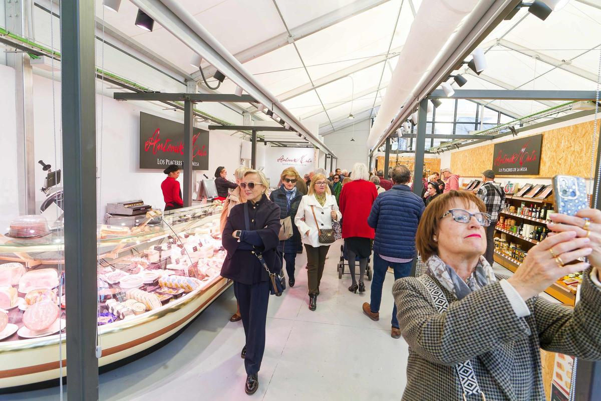 El mercado provisional, luminoso y con 42 paradas, aprueba 'con nota'