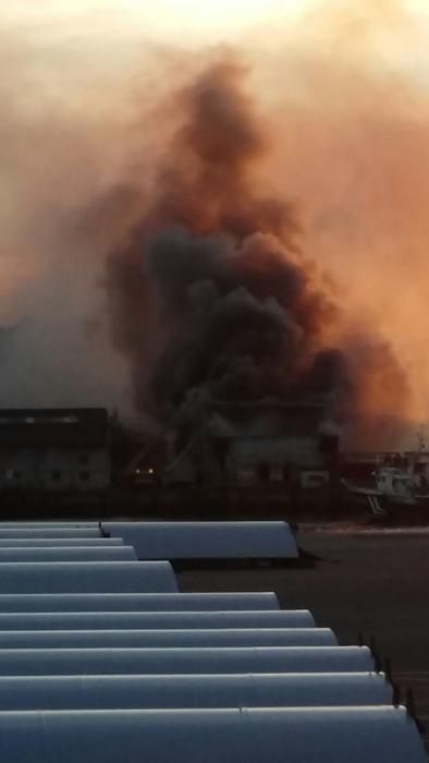 Incendio en la antigua fábrica de hielo de Avilés