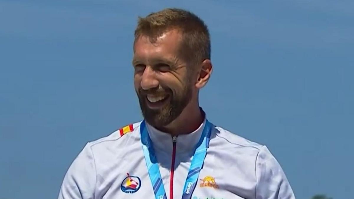 Carlos Arévalo, sonriente, recoge la medalla de oro mundial en el podio del K1 200 metros. |  // LA OPINIÓN