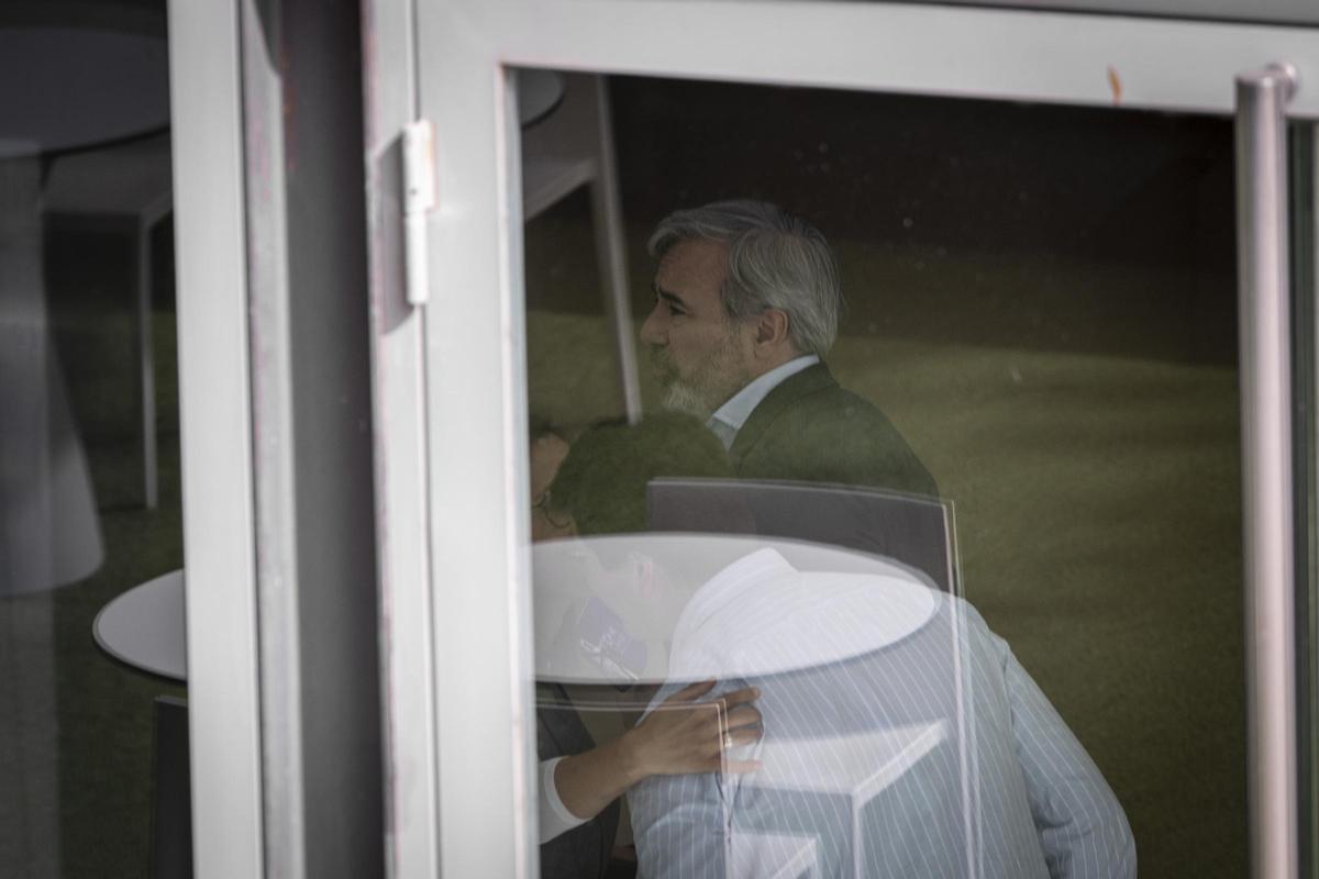 Jorge Azcón, ‘pillado’ entre los pasillos del hotel de Zaragoza en el que se reunieron PP y Vox.