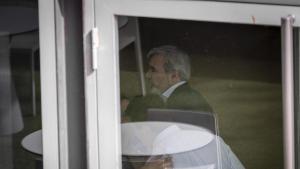 Jorge Azcón, ‘pillado’ entre los pasillos del hotel de Zaragoza en el que se reunieron PP y Vox.