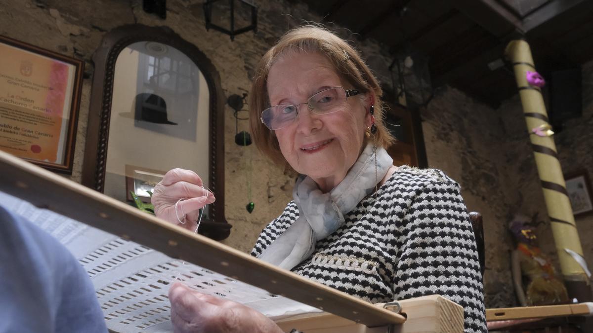 Blanca Sosa, con la aguja en la mano en la sede de la Orden del Cachorro, en Vegueta.