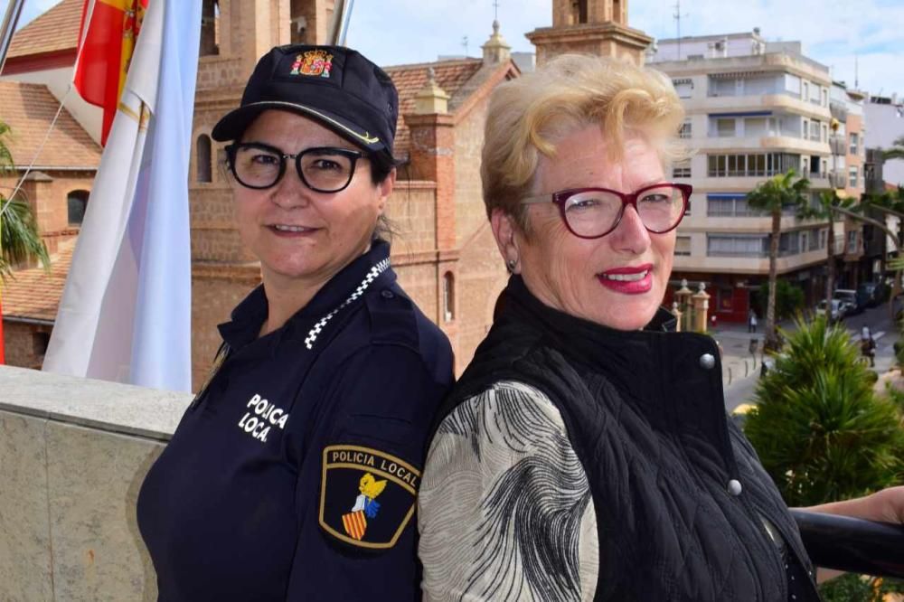 Teresa Sáez y Encarna Rebollo Mujeres 2020 en Torrevieja. Sáez es gerente de un establecimiento de hostelería referente en la ciudad y Rebollo la segunda policía local en el municipio