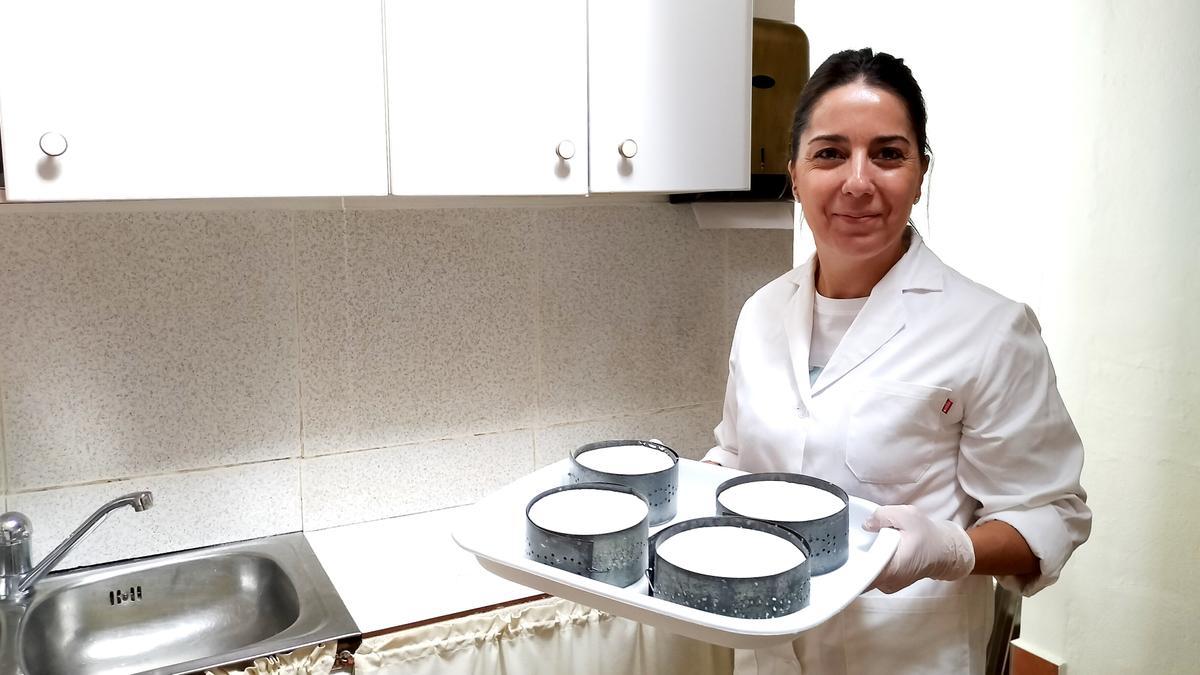 Yolanda con algunos de los quesos listos para su venta