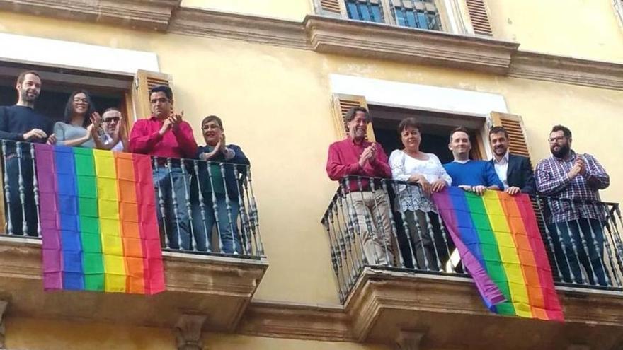 El PSOE cuelga la bandera del arco iris