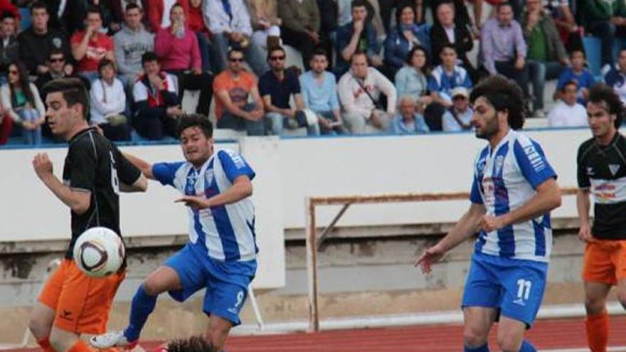 Dos jugadores del Jumilla tratan de ganar la posesión.