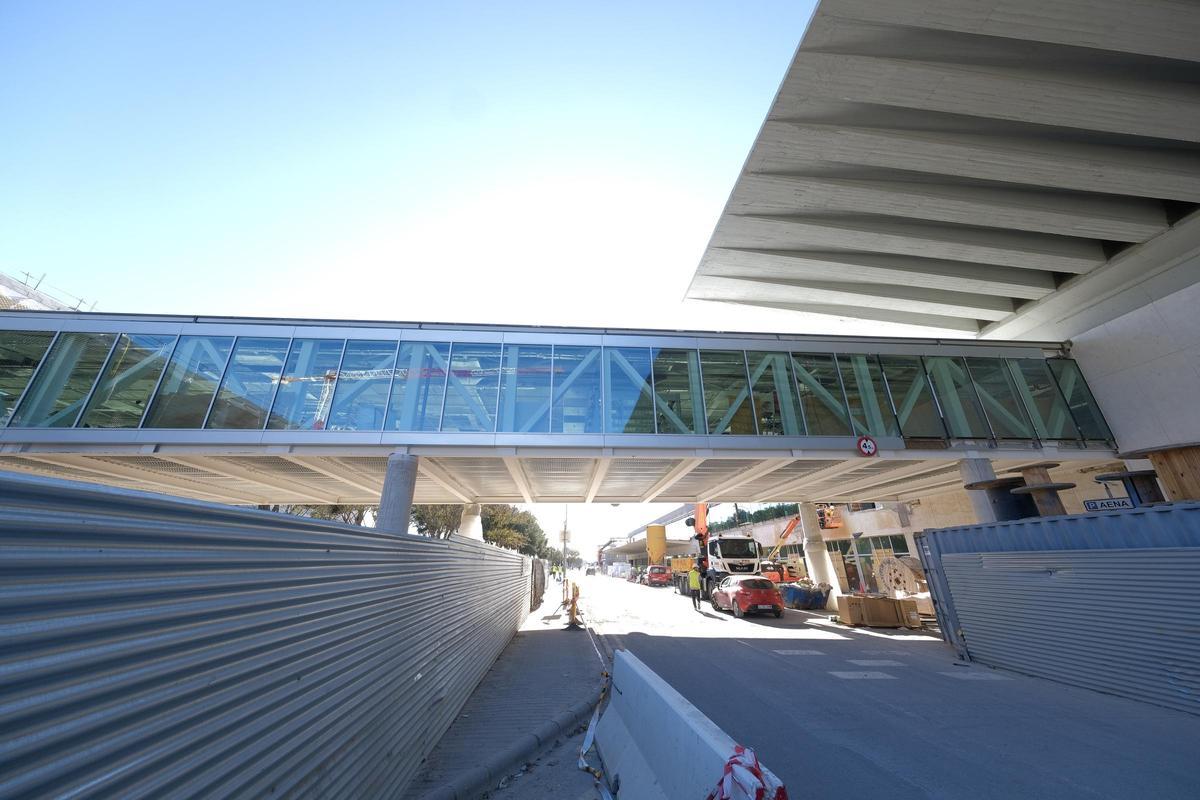 La nueva pasarela una la zona ampliada de la terminal con el módulo A, que también está en obras