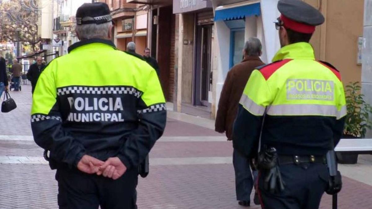 Una patrulla mixta de Policía Municipal y Mossos en las calles de Gavà