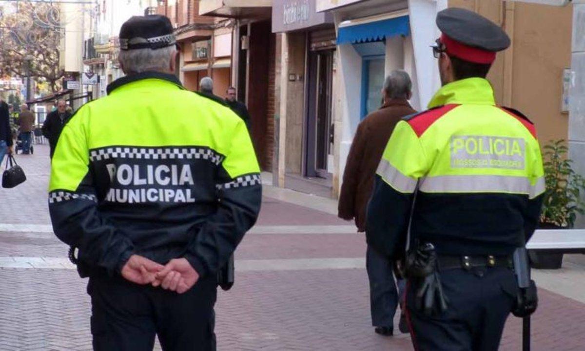  Una patrulla mixta de Policía Municipal y Mossos en las calles de Gavà