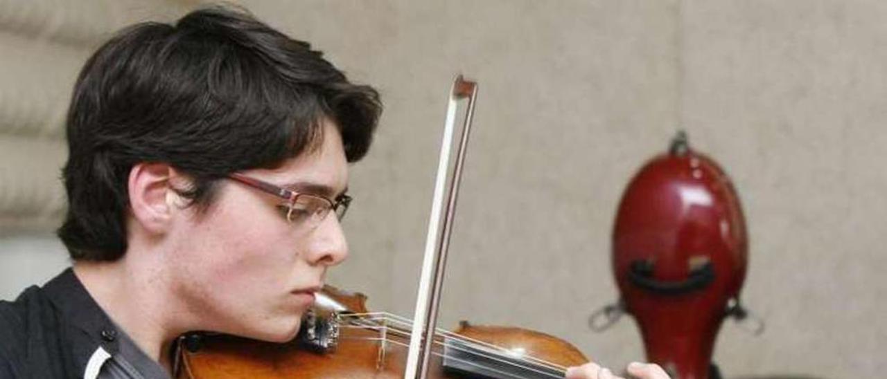 Carlos Hervés, en un ensayo, con su violín. // Jesús de Arcos