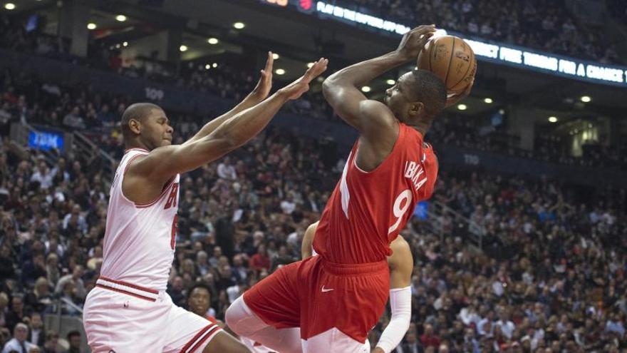 Serge Ibaka tira a canasta.