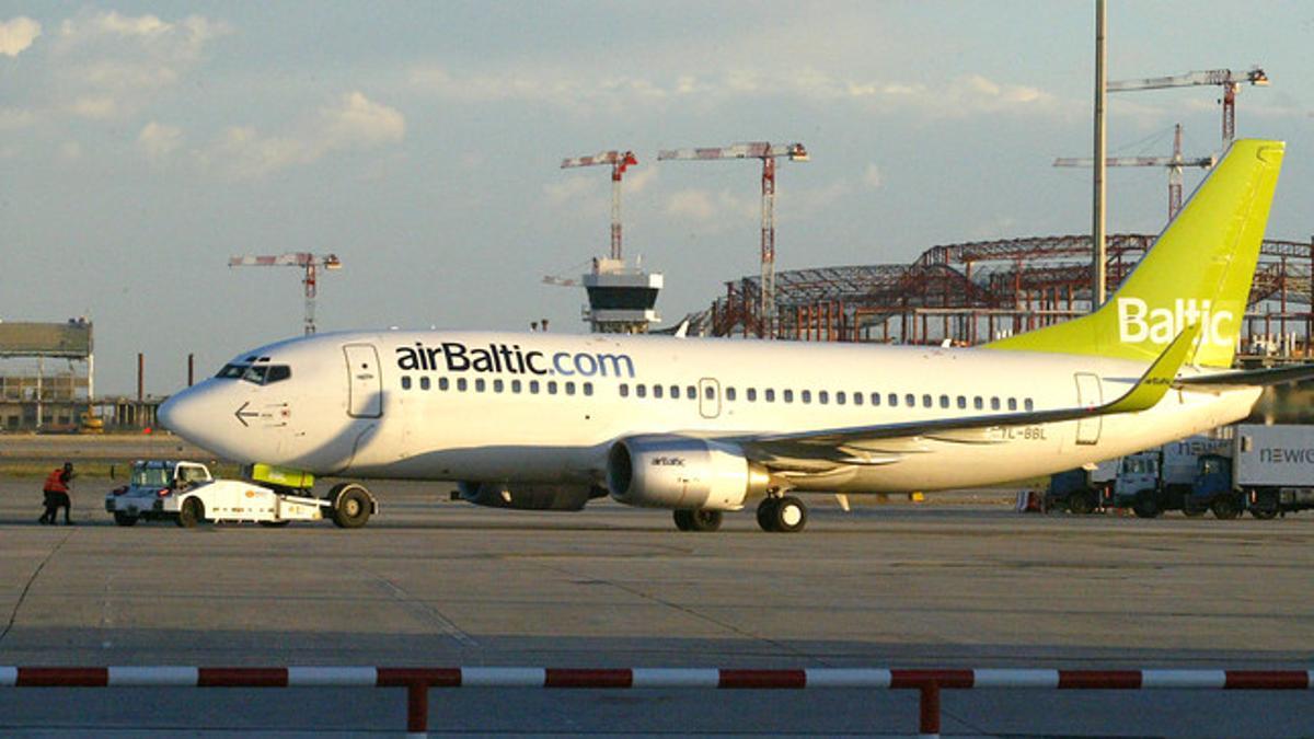 Un avión de la aerolinea Air Baltic, en el aeropuerto de El Prat, en el 2007