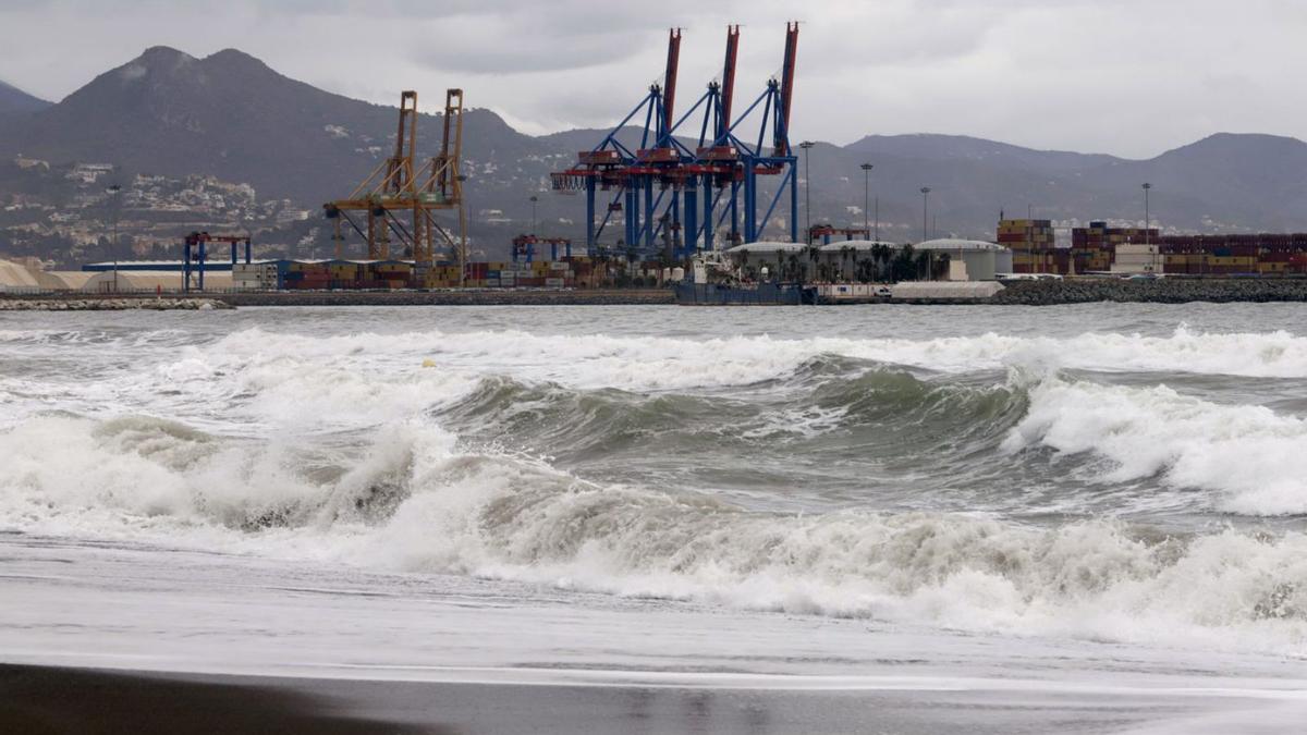 Oleaje durante el último temporal de levante que azotó la capital a principios de mes.