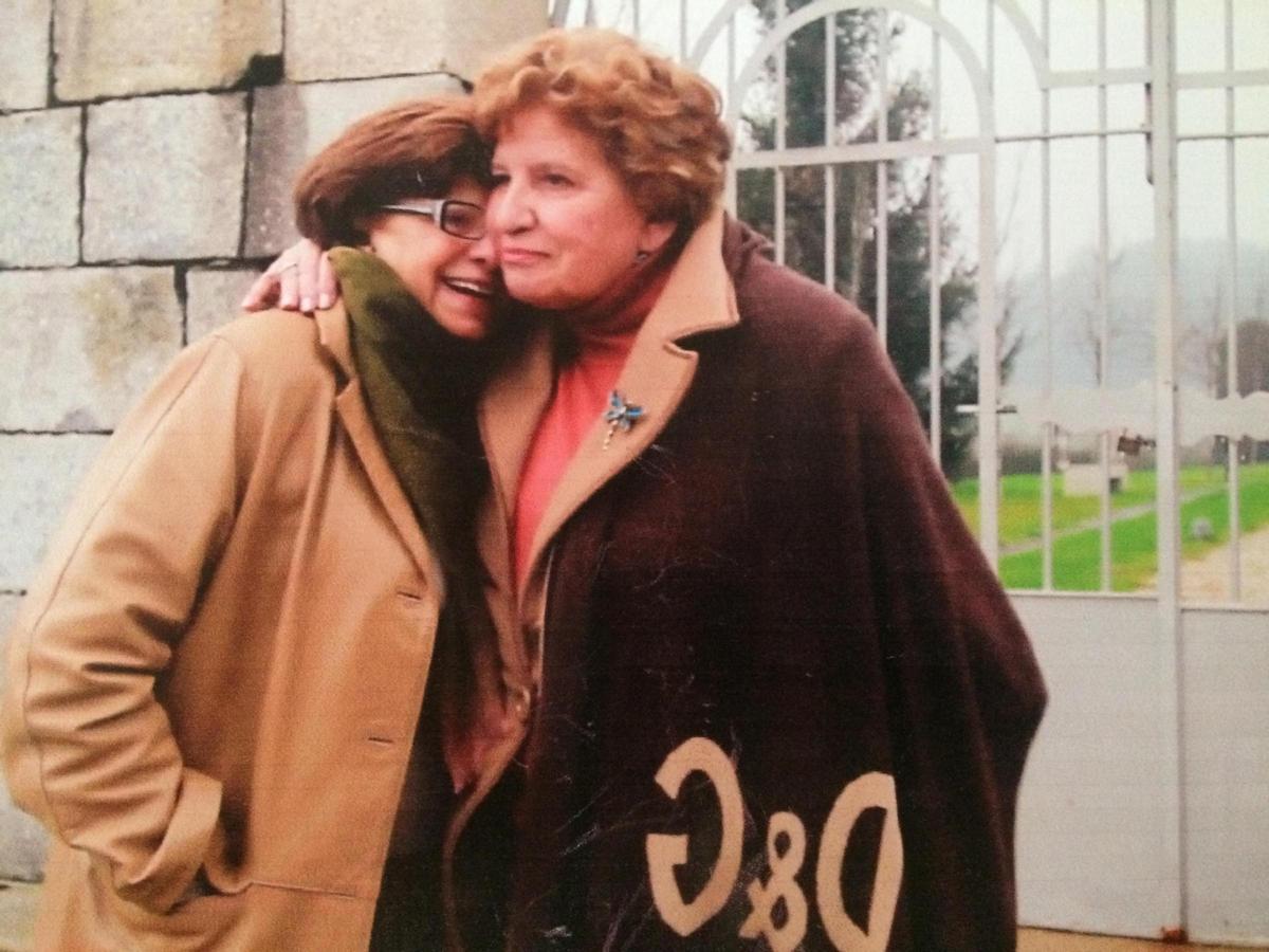 Carmen Avendaño (derecha), presidenta de Érguete, abraza a su vicepresidenta y compañera Dora Carrera (izquierda) en una foto de archivo