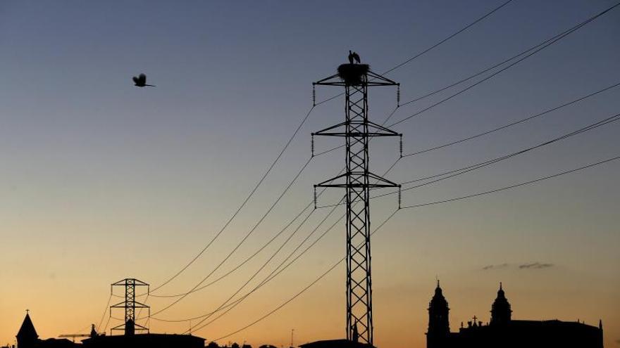 Consumidores alertan de los posibles recargos de la nueva tarifa eléctrica