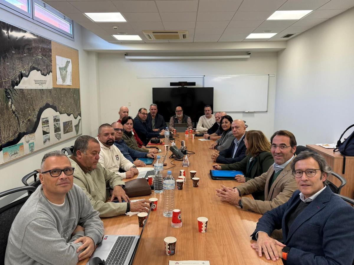 Imagen de la  reunión celebrada ayer en las cocheras y talleres de Metropolitano de Tenerife.