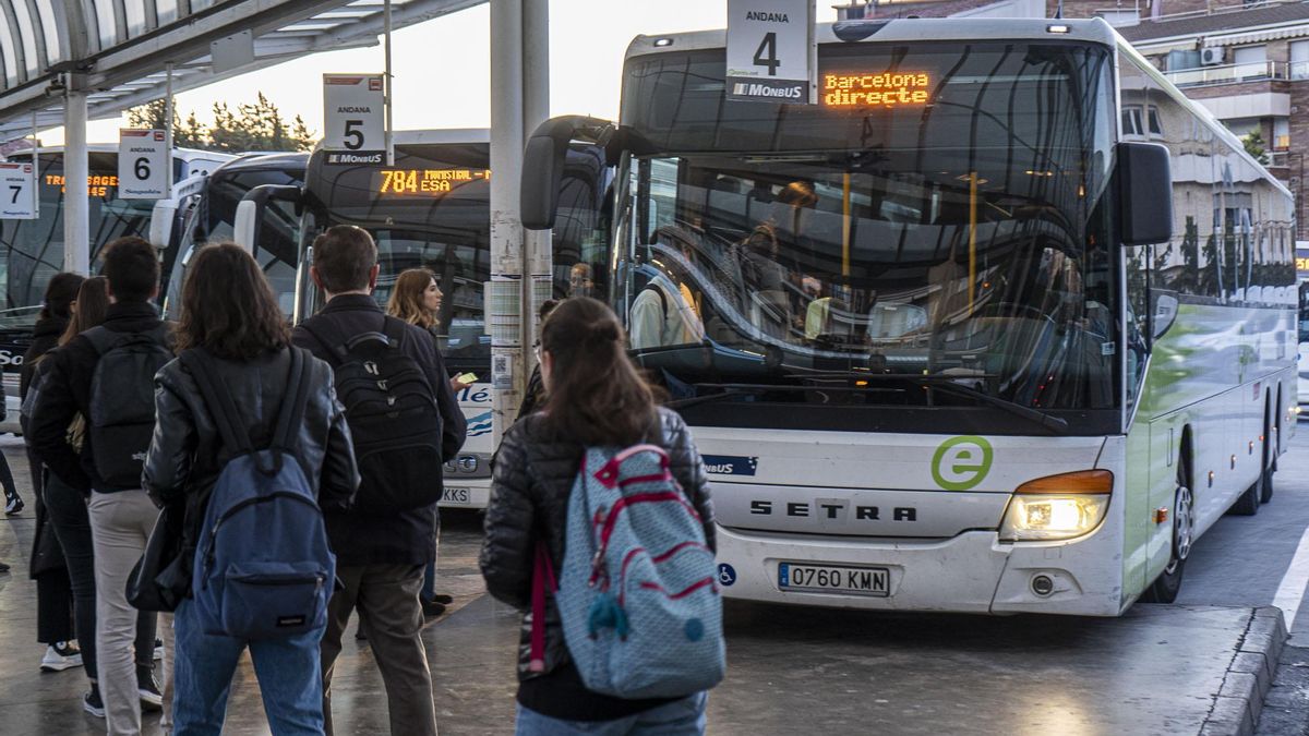 Usuaris a punt de pujar a un vehicle de Monbus a l’Estació d’Autobusos de Manresa per anar a Barcelona