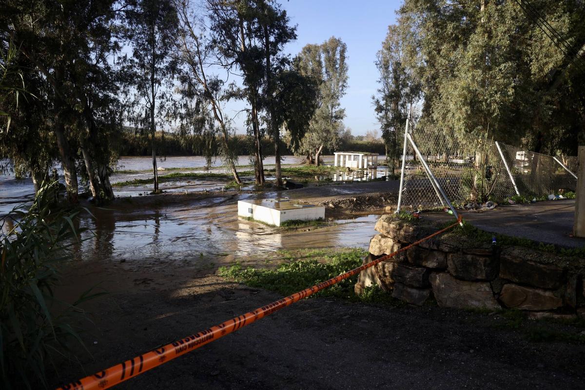 Los vecinos de la barriada de Doña Ana en la Estación de Cártama, junto al operarios Infoca, limpian los estragos de la nueva inundación provocada por la crecida del Guadalhorce durante la borrasca Francis
