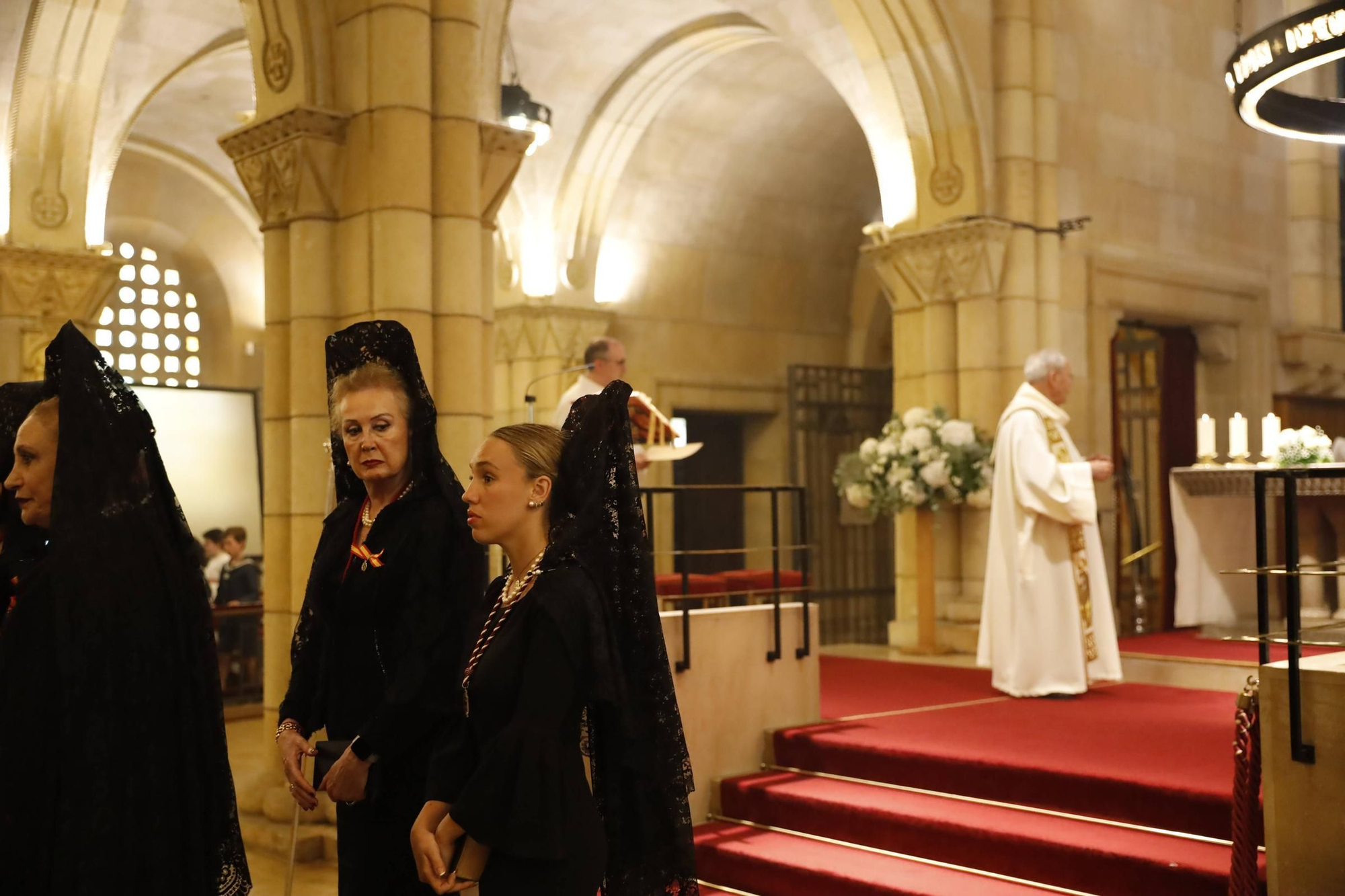 Pétalos, incienso, niños... así fue la procesión del Corpus Christi en Gijón (en imágenes)