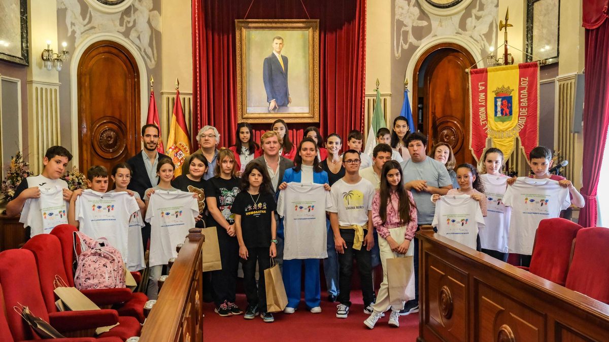 La ganadora y todos los mencionados del concurso ‘Por un mundo igualitario, diseña tu camiseta’, ayer.