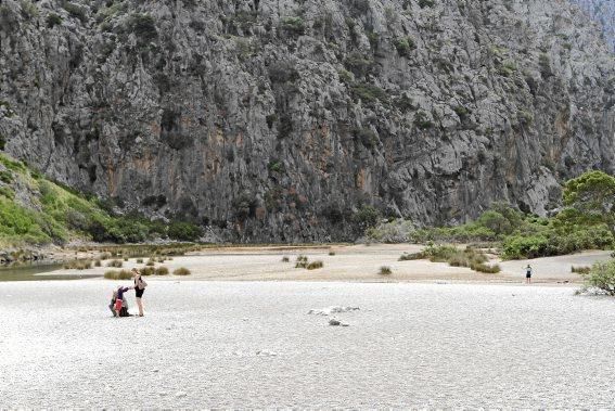 Im Torrent de Pareis, einer der größten Touristenattraktionen der Insel, stapeln sich die Besucher. Seit Wochen schafft keiner den Müll weg, auf der berühmten Serpentinenstraße staut sich der Verkehr, am Ufer haben Taschendiebe leichtes Spiel. Es ist ein Albtraum, sagen die Anwohner.