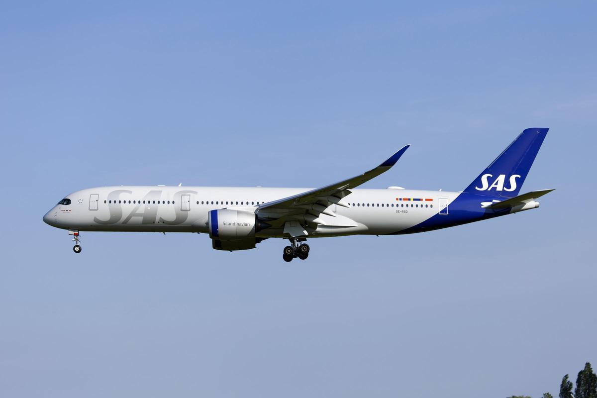 Avión de Scandinavian Airlines (SAS) llega al aeropuerto de Copenhagen , Dinamarca