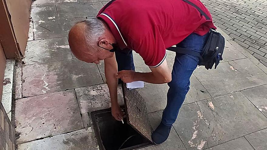 Manuel Prado, supervisa una arqueta en la que han robado cableado. | D. M.