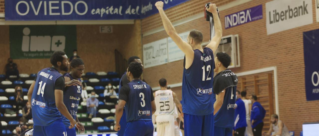 Los jugadores del Liberbank Oviedo Baloncesto celebran una canasta en Pumarín ante el Palma