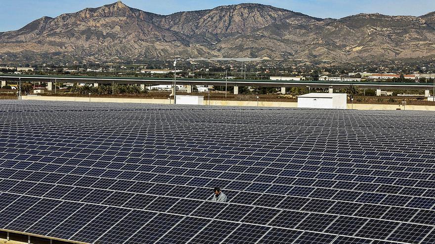 El coste de la luz duplica la instalación de placas solares de autoconsumo