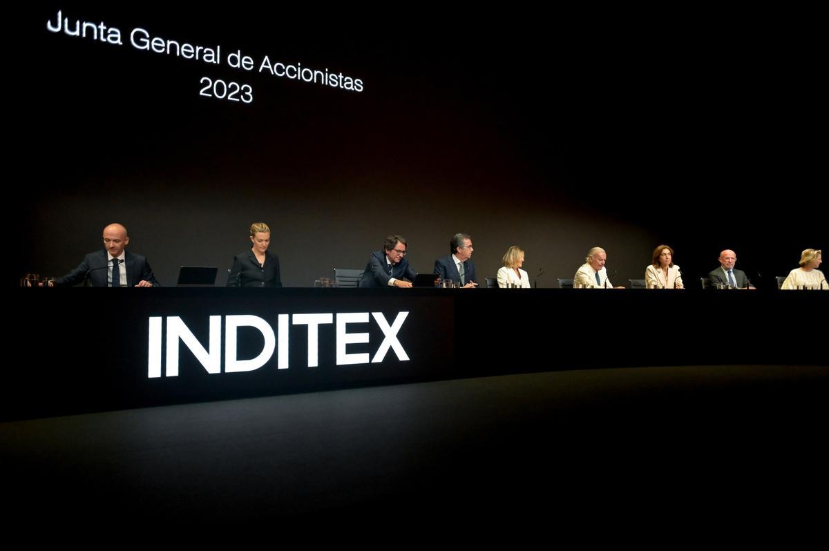 Archivo - El consejero delegado de Inditex, Óscar García Maceiras (1i), y la presidenta de Inditex, Marta Ortega (2i), durante la junta general de accionistas de Inditex, a 11 de julio de 2023, en Arteixo, A Coruña, Galicia (España).