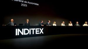 Archivo - El consejero delegado de Inditex, Óscar García Maceiras (1i), y la presidenta de Inditex, Marta Ortega (2i), durante la junta general de accionistas de Inditex, a 11 de julio de 2023, en Arteixo, A Coruña, Galicia (España).