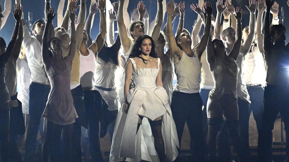 Rosalía estrena ‘Lux tour’ amb temperament i avantguarda