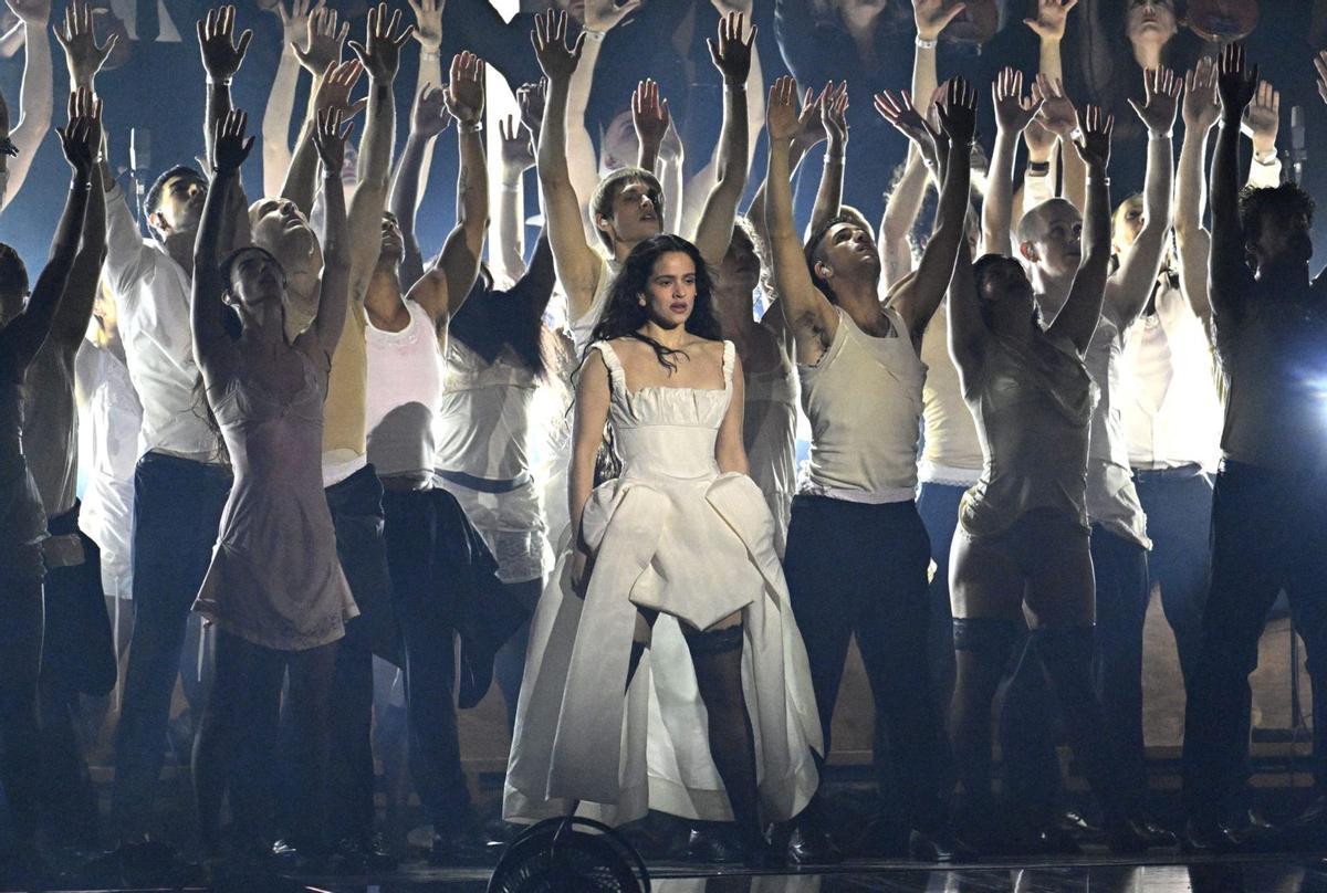 Rosalía estrena ‘Lux tour’ amb temperament i avantguarda