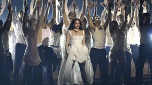 Rosalía estrena ‘Lux tour’ amb temperament i avantguarda