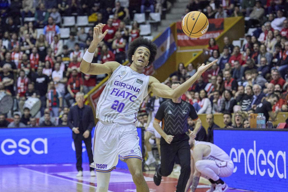 Brunot intenta capturar la pilota durant el partit de diumenge