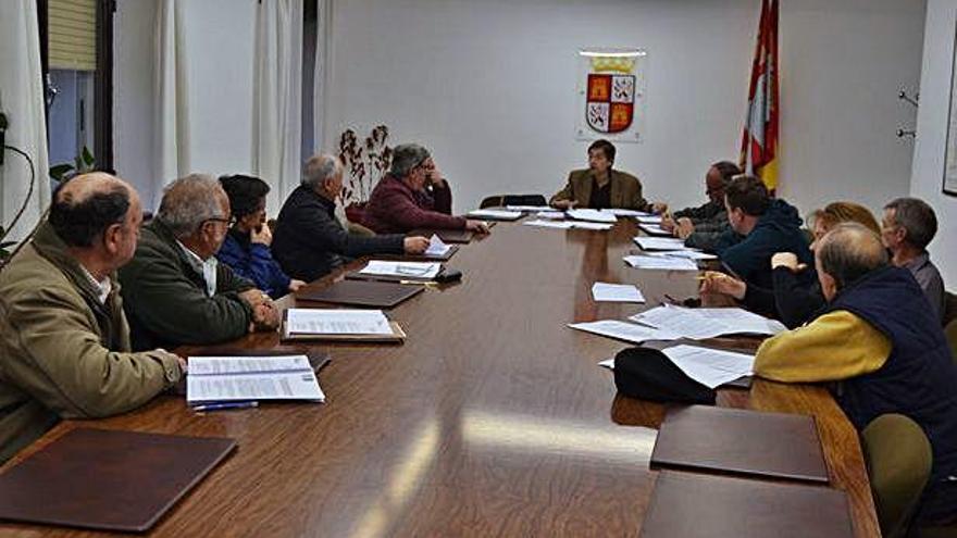 Representantes de ayuntamientos y entidades propietarias de la Culebra durante la reunión en Villardeciervos.