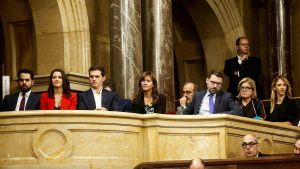 GRAFCAT4579. BARCELONA, 07/10/2019.- Los líderes de Ciudadanos, Inés Arrimadas (2i) y Albert Rivera (3i), acompañados por la diputada de JxCat al Congreso, Laura Borrás (4i) y la portavoz del PP en el Congreso de los Diputados, Cayetana Álvarez de Toledo (d), presenciaron desde la tribuna de invitados el debate de la moción de censura impulsada por Ciudadanos contra el presidente de la Generalitat, Quim Torra. EFE/Toni Albir