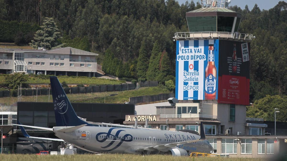 Un avión en el aeropuerto de Alvedro