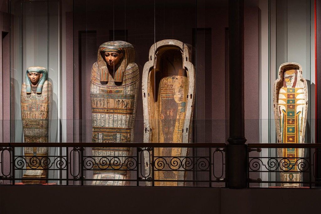 Ataúdes de la exposición, entre ellos, el de Shepenun. Madera estucada y policromada, Tercer Periodo Intermedio (1069-525 a. C.) Museo Arqueológico en Zagreb.