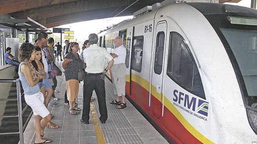 Uno de los trenes de SFM en la estación intermodal de Palma.