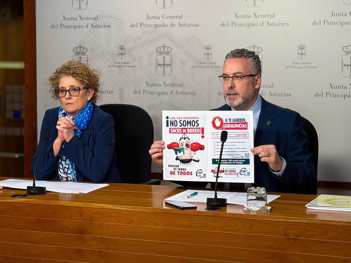 Jorge Caro enseña la campaña de CSIF contra la violencia en las aulas con Gloria García a su lado.