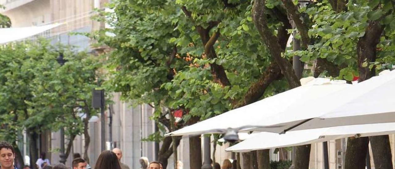 Una de las terrazas instaladas en la calle peatonal del Paseo. // Iñaki Osorio