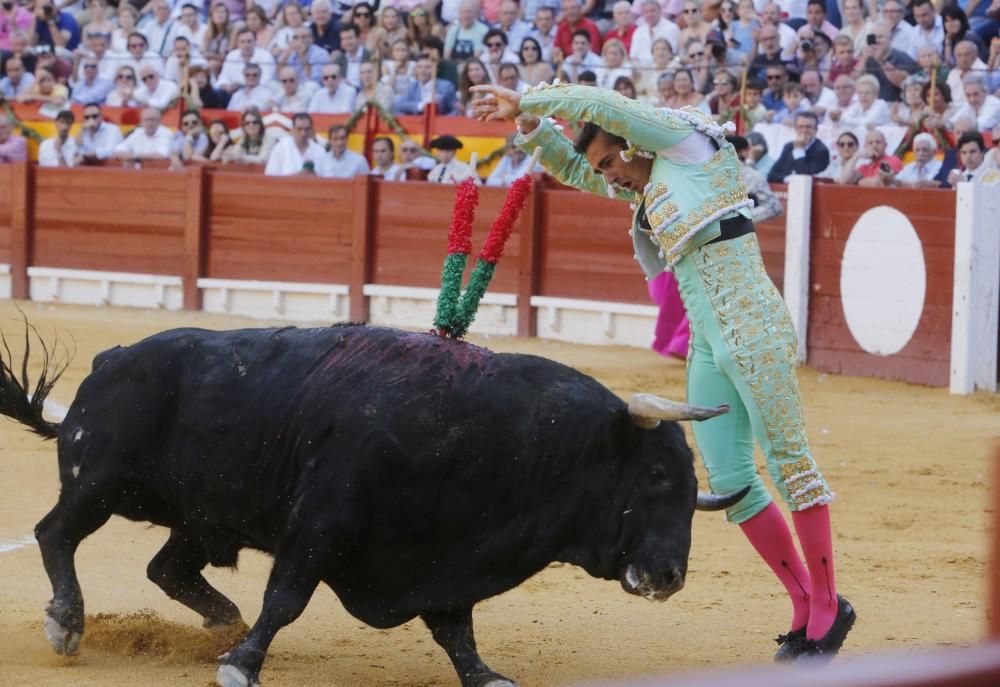 El torero granadino desoreja a un gran ejemplar de Luis Algarra tras un magistral tercio de banderillas